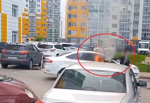 Поджёг машину и спрятался в скорой: подробности ЧП у торгового центра в Воронеже