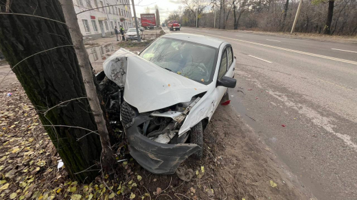 В Воронеже водитель «Хендая» толкнул «Датсун» в дерево: погибла пенсионерка
