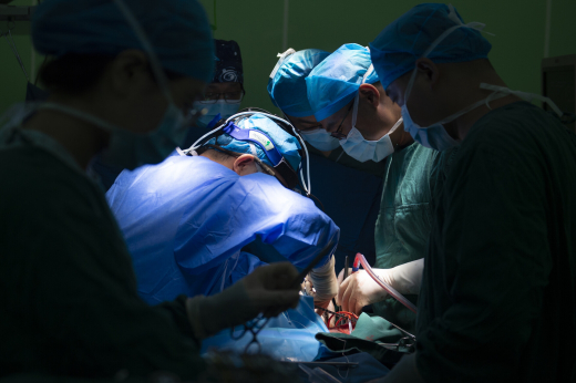 В Москве врачи больницы №15 удалили пациенту липому размером с арбуз