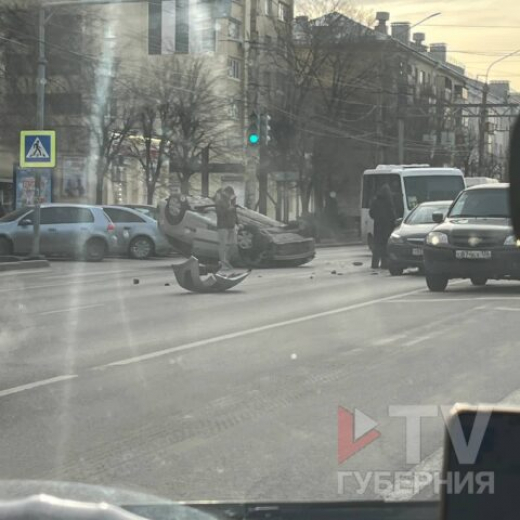 Километровая пробка образовалась из-за жёсткого ДТП в Воронеже