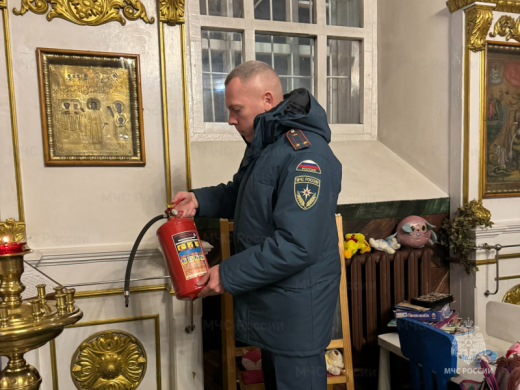 Сотрудники МЧС России обеспечили пожарную безопасность рождественских богослужений в храмах Подмосковья