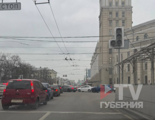 Главная улица Воронежа встала в пробке из-за сломавшегося светофора
