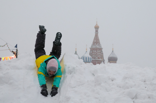 Московские спасатели попросили не лизать качели
