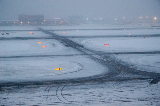 Самолет застрял в сугробе в московском аэропорту Домодедово