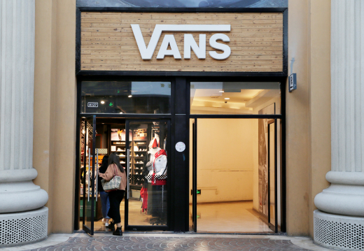 Американские бренды Vans и The North Face закроют свои магазины в России