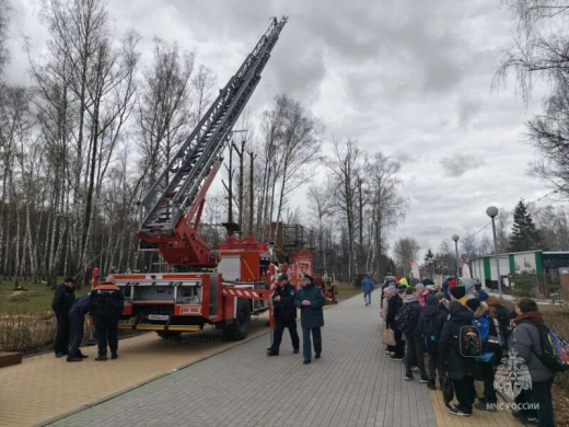 Школьники Каширы увидели выставку пожарной техники и оборудования