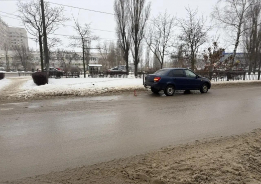 Легковушка сбила двух девушек на переходе у БСМП в Воронеже