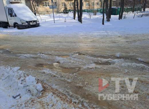 Из-за коммунального бедствия в воронежской Берёзовой роще залило дорогу