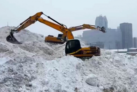 Гигантская снежная дюна появилась в Москве из-за рекордных осадков