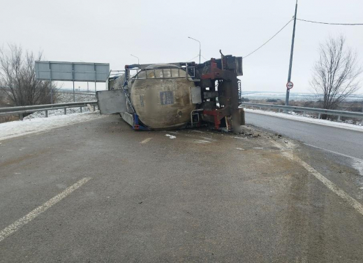 Опрокинувшийся грузовик перегородил дорогу в Воронежской области