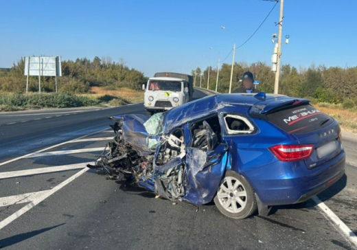 В Воронежской области в лобовом ДТП с фурой погиб водитель легковушки