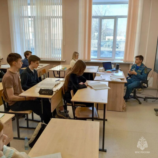 Сотрудники МЧС России провели занятия со школьниками Наро-Фоминска
