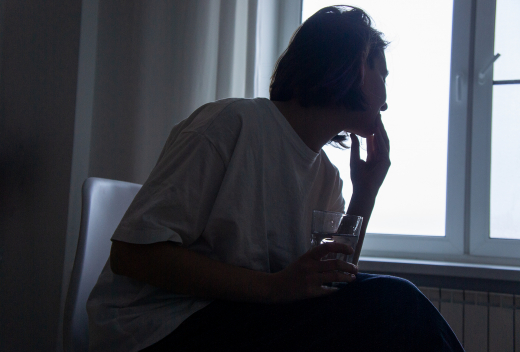 Психолог Романив: Не пытайтесь справиться с тревогой через алкоголь или сигареты