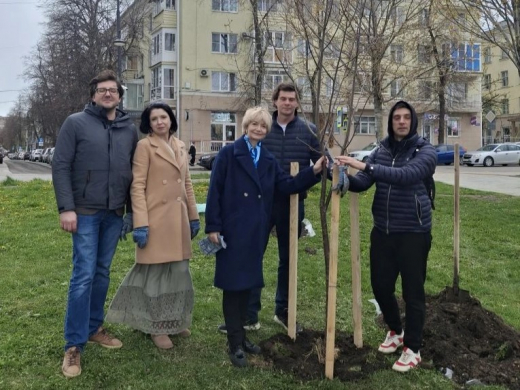 «Театральную» аллею высадили в Воронеже
