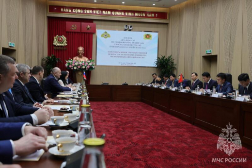Глава МЧС России провел рабочую встречу с Министром общественной безопасности Вьетнама Лыонгом Там Куангом