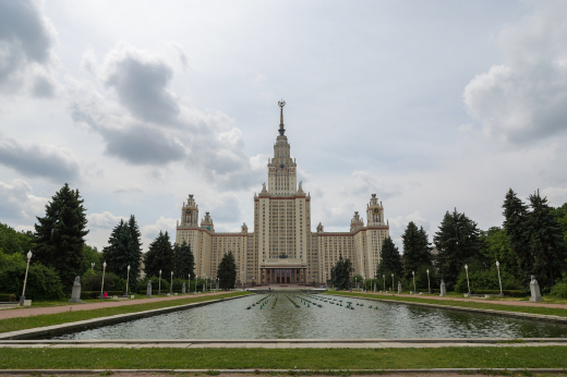 Началась реставрация шпиля главного здания МГУ
