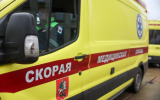 Два человека пострадали после выезда автомобиля на тротуар рядом с остановкой в Москве