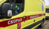 Два человека пострадали после выезда автомобиля на тротуар рядом с остановкой в Москве