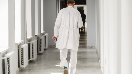 Врачи в Подмосковье спасли парня с опасной формой сколиоза