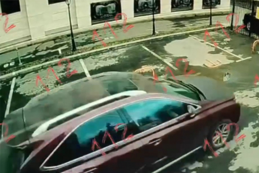 Женщина за рулем Лексуса на высокой скорости врезалась в жилой дом в Москве