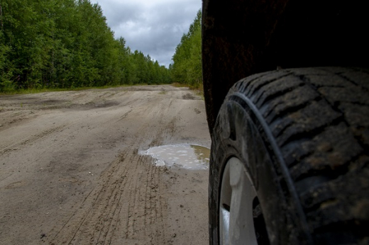 Дорожники заплатили за ремонт авто, которое влетело в огромную яму в Воронежской области