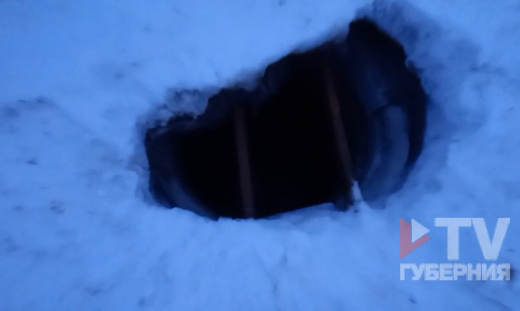 В Воронеже уборочная техника повредила канализационный люк