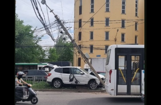 ДТП со сбитым столбом спровоцировало аварию с маршруткой в Воронеже