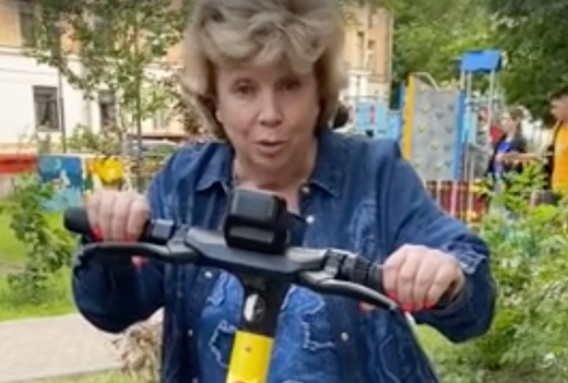 77-летняя поэтесса Рубальская опубликовала видео с прогулки на электросамокате по Москве
