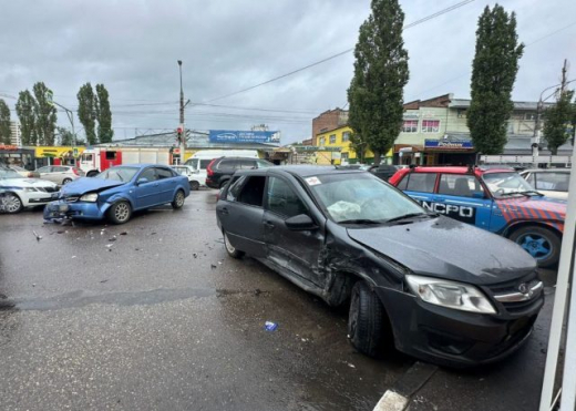 Четыре человека пострадали в ДТП на перекрёстке на левом берегу Воронежа