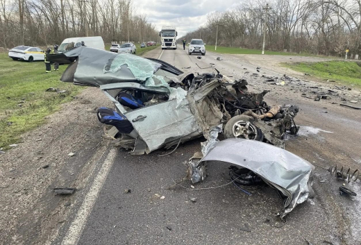 Такси разорвало пополам на трассе «Дон» под Воронежем