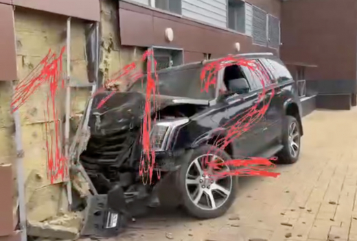 В Москве внедорожник Cadillac въехал в жилой дом
