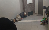 На ночующего в подъезде бездомного ополчились жильцы многоэтажного дома в Воронеже