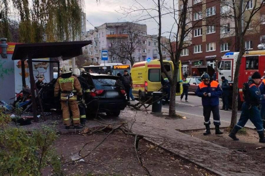 Кроссовер влетел в здание магазина в воронежском селе: есть погибший