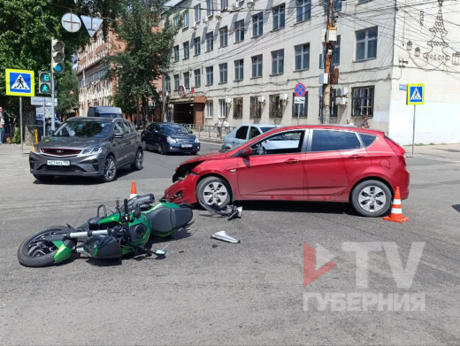 Иномарка влетела в мотоцикл у кондитерской фабрики в Воронеже