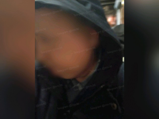 Пьяный извращенец домогался до девушки в переполненном воронежском автобусе