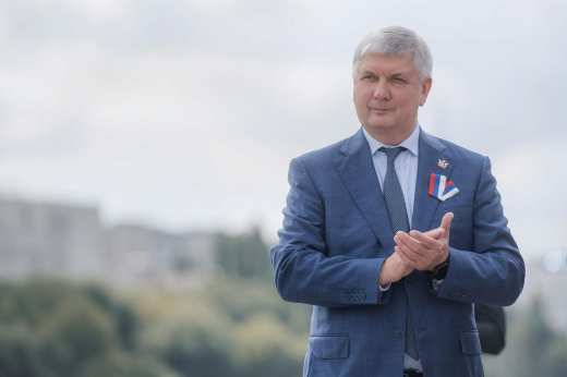 Единение ради победы: статья губернатора Александра Гусева