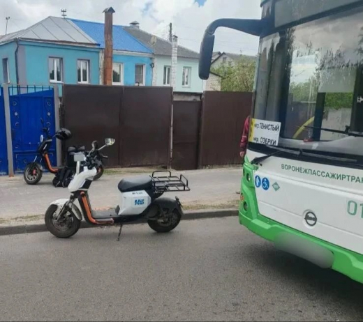 Под Воронежем электроскутер сбил девочку, выходившую из автобуса