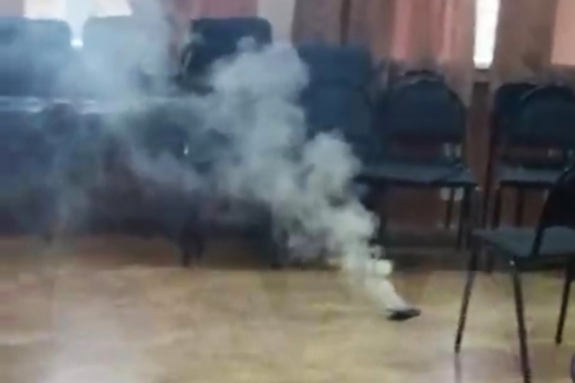 В московской школе № 1576 у ученика задымился телефон прямо в руках