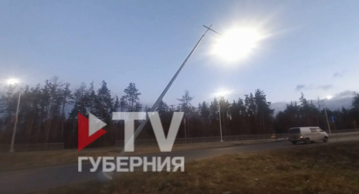 «Пизанский» столб угрожает автомобилистам на развязке в Воронеже