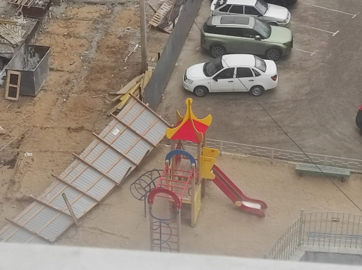 Забор рухнул на детскую площадку в Воронеже