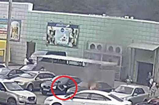 Поджог авто у ТЦ в Воронеже обернулся самосудом в скорой помощи