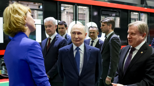 Путин во время осмотра электродепо пошутил о чертях в Метрополитене Москвы