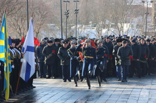 Вoзложения вeнков и цветов к могиле Неизвестного coлдата на Площади Победы