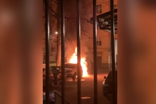 Опубликовано видео поджога внедорожника Range Rover в центре Москвы