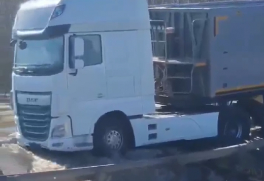 Фура застряла на затопленном участке трассы под Воронежем