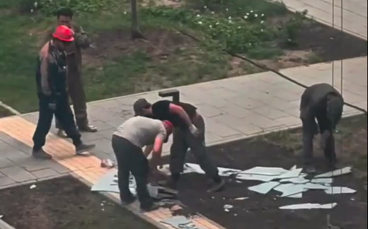 Жители одного из московских домов жалуются на регулярное обрушение фасада