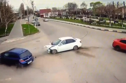 Момент ДТП с четырьмя пострадавшими в Павловске попал на видео