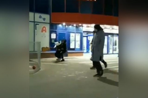 В Воронеже мужчина избил парня с гитарой на улице (ВИДЕО)