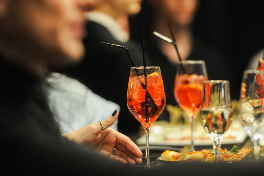 «Известия»: В Москве участились случаи автоматического включения чаевых в счет