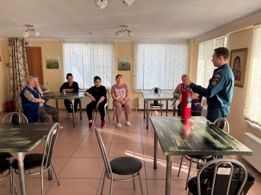 Сотрудники МЧС провели инструктаж в пансионате для пожилых людей
